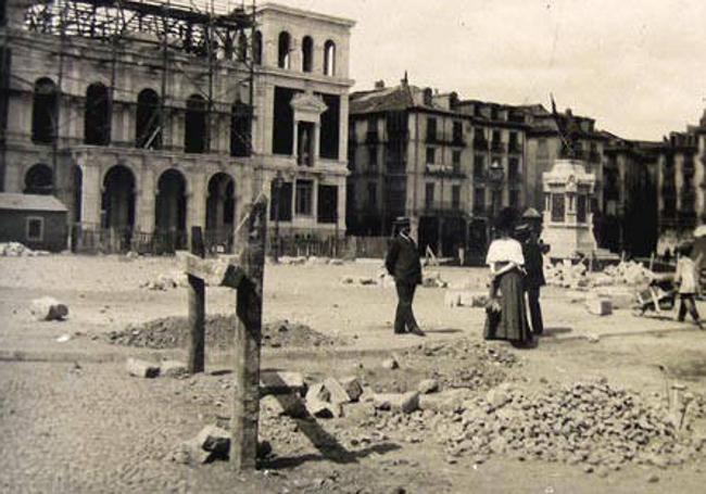 La Plaza Mayor, en obras, a los pocos meses de la colocación de la estatua.