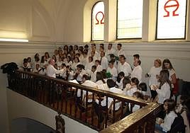 Coro de Navidad de Pedrajas de San Esteban durante la interpretación de la Misa Pastorela.