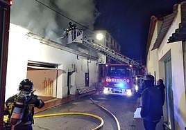 Arde el tejado de una vivienda en Pedrajas de San Esteban