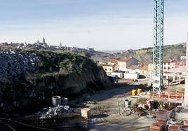 A la izquierda, terreno donde se construirá el instituto; a la derecha, obras del centro de FP de San Lorenzo.