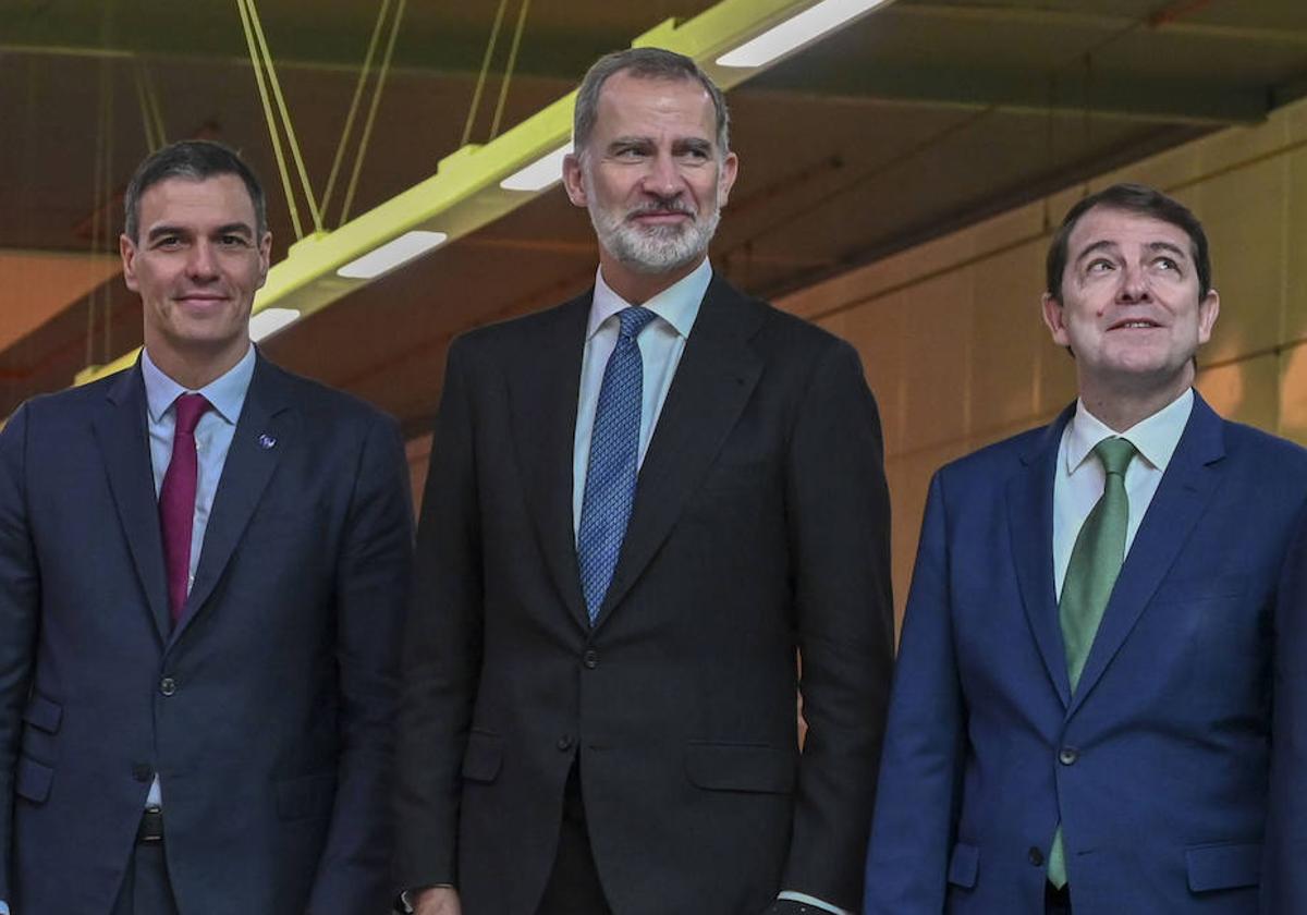 Los presidentes de Castilla y León y de España flanquean al Rey en la reciente inauguración del túnel ferroviario de Pajares.