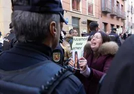 Una joven sujeta un cartel con la imagen de Esther López en las inmediaciones de los juzgados el pasado día 15, momento en el que declaraba Óscar.