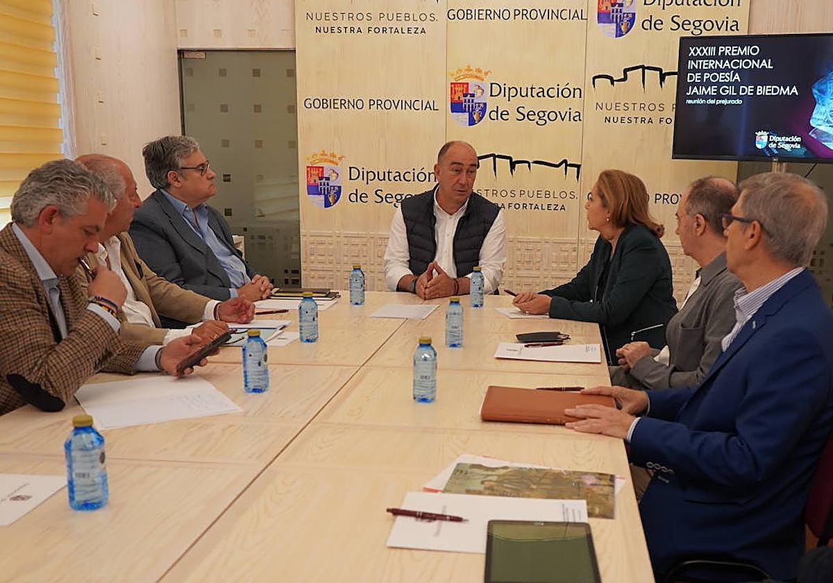 Reunión del prejurado del certamen de poesía.