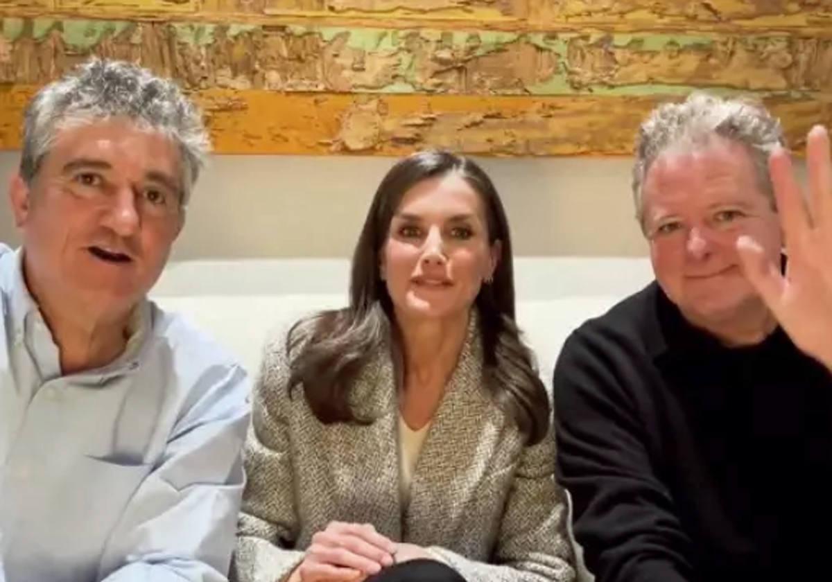 La Reina Letizia junto a los humoristas Guillermo Fresser (izda.) y Juan Luis Cano.