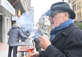 Una persona fuma en la terraza de un bar de Valladolid, en la calle Dos de Mayo.