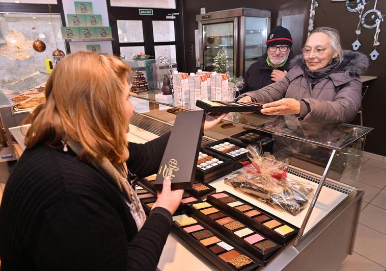 Unos clientes compran un surtido de turrones artesanos en la pastelería El Bombón.