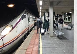 Varios pasajeros segovianos bajan de uno de los convoyes.