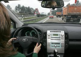 Mujer conduciendo un automóvil.