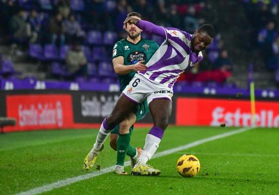 Boyomo se zafa de un rival durante el último Real Valladolid-Racing de Ferrol