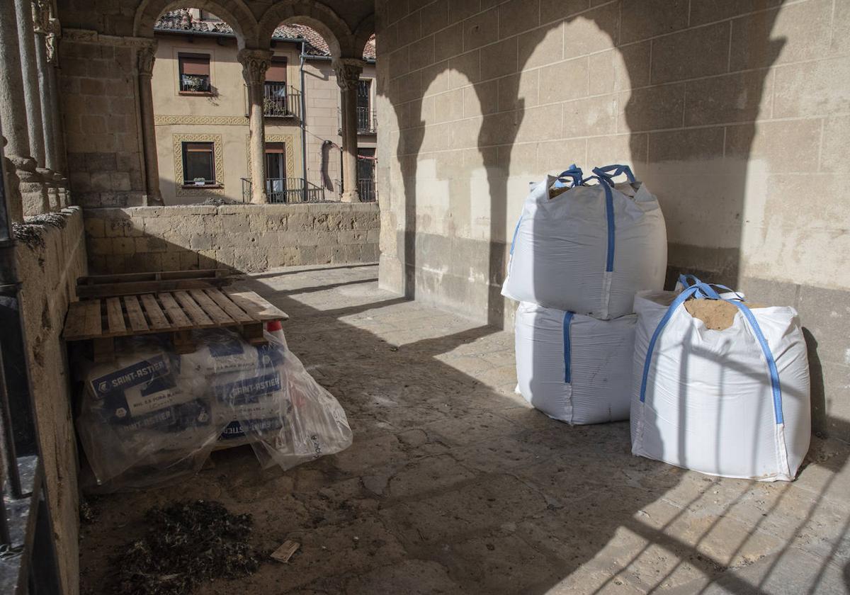 Material de obra en la entrada principal a la iglesia de San Esteban.