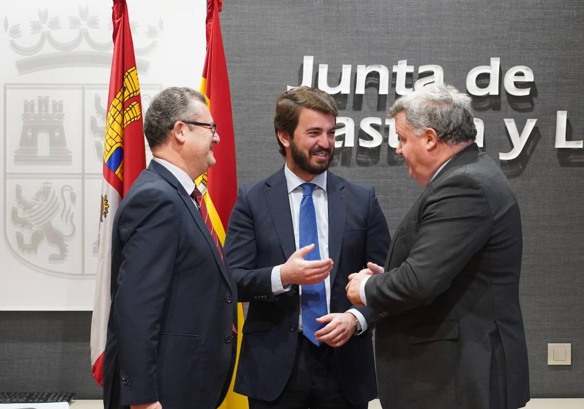 García-Gallardo charla con el presidente de la DO Ribera del Duero, Enrique Pascual, en presencia del consejero de Agricultura.