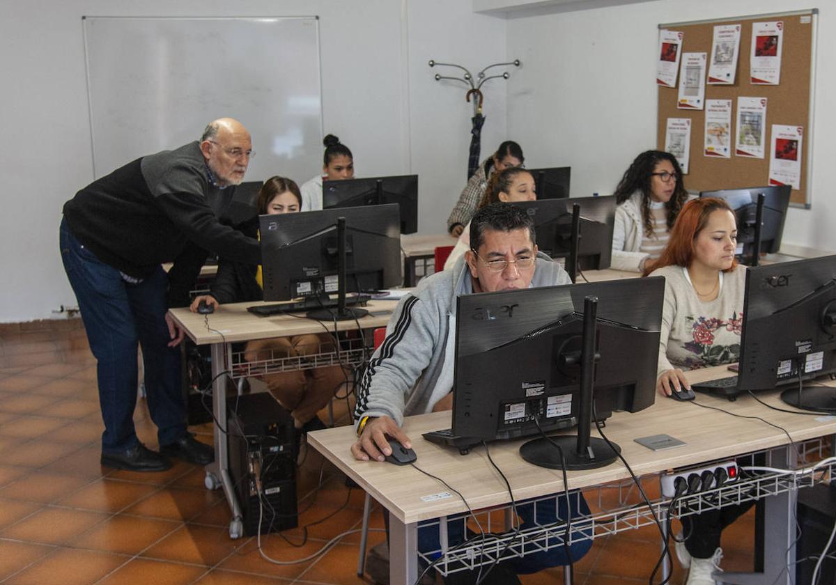 Participantes en el Aula T-Forma inaugurada este 2023 por Cáritas Segovia.