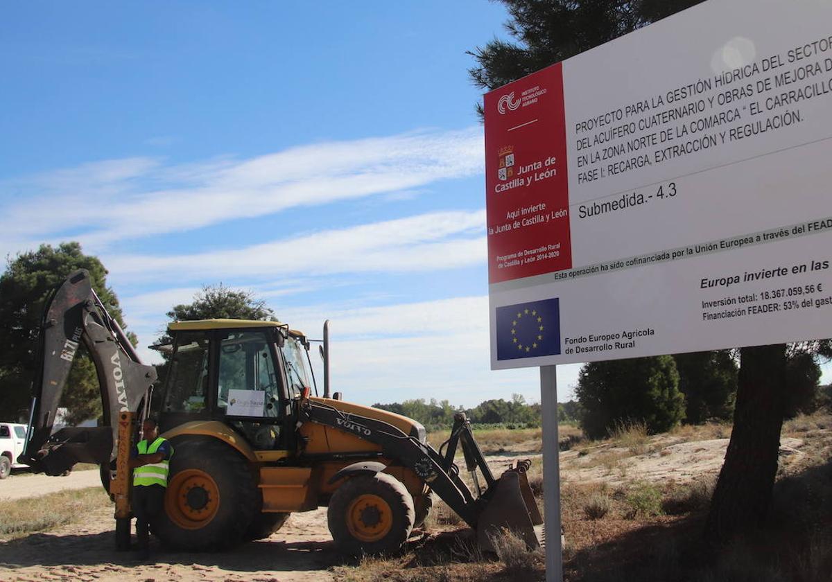 Una excavadora en el inicio de las obras recarga en los pinares de Gomezserracín.