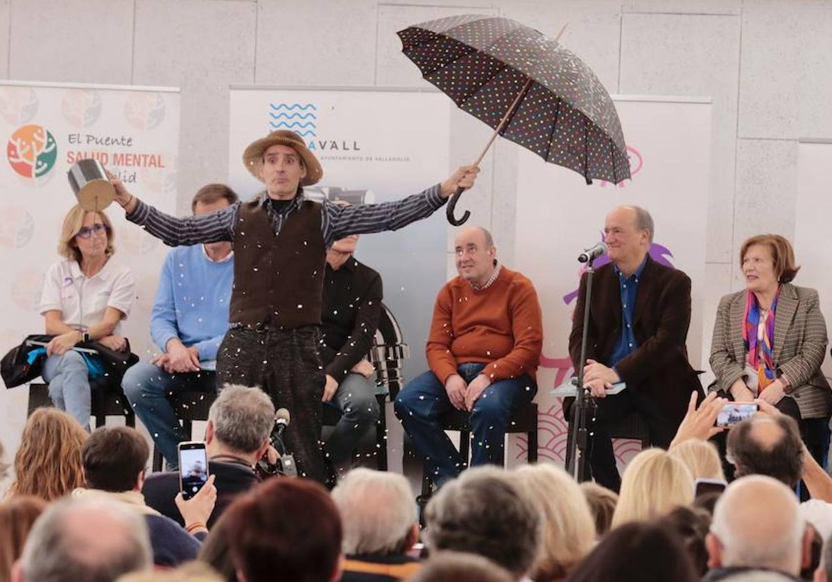 El músico José Luis Gutiérrez, durante la presentación junto al escritor Gustavo Martín Garzo.