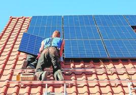 Instalación de paneles solares en el tejado de una vivienda.