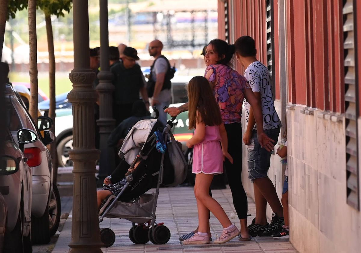 Vecinos de la calle Alfredo Martín salen a la calle tras ser reducido 'El Chiqui'.