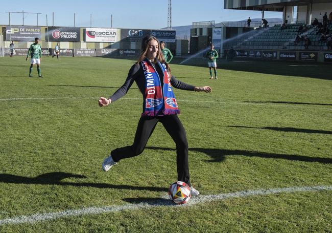 Marta González realiza el saque de honor antes del partido de la Segoviana y el Atlético Paso.