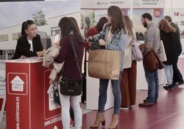 Visitantes en la última feria inmobiliaria celebrada en la Cúpula del Milenio en octubre.