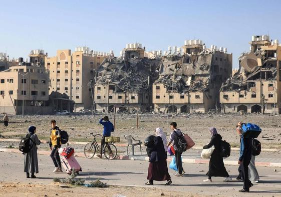 Palestinos abandonan la ciudad de Khan Yunis, en la Franja de Gaza, el 2 de diciembre.