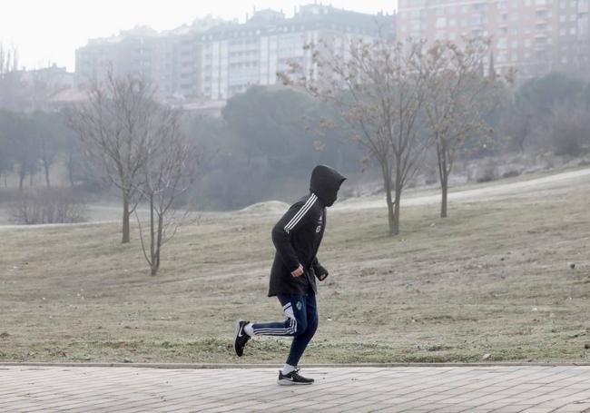 Un hombre corre cerca de Parquesol el pasado 31 de enero.