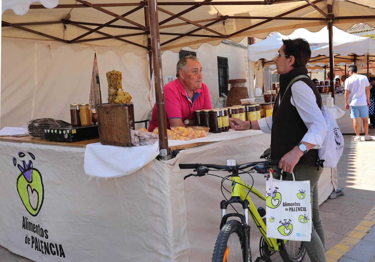 Puesto de miel de Alimentos de Palencia, en una feria en Grijota.