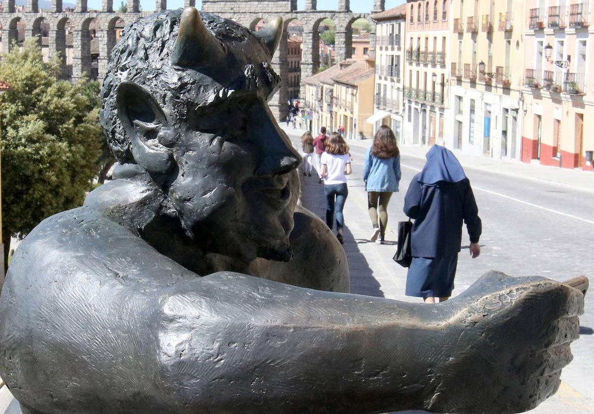 Escultura del diablillo instalada desde 2019 en la parte superior de la calle San Juan.