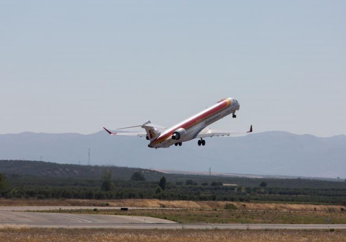 Un avión de Iberia despega desde un aeropuerto.