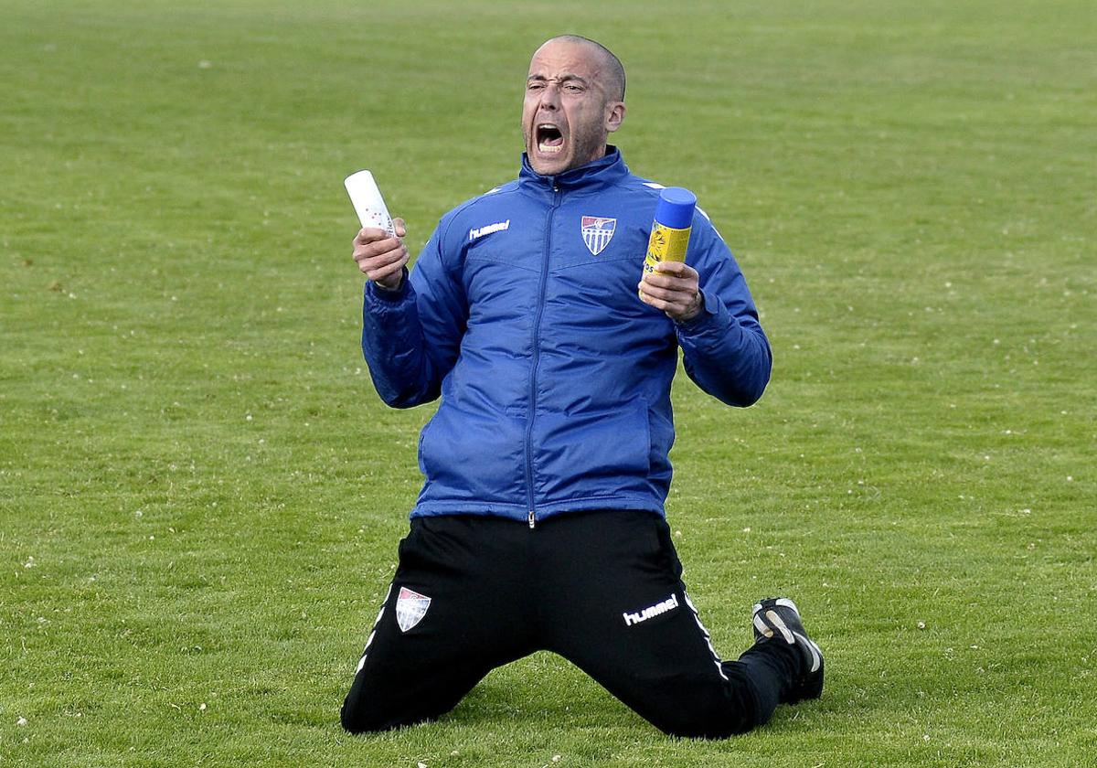 Nacho Gonzalo celebra un gol de la Segoviana en La Albuera.