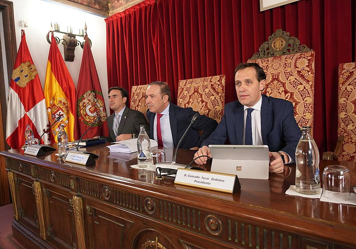 El presidente de la Diputación y los vicepresidentes, en un momento del pleno.