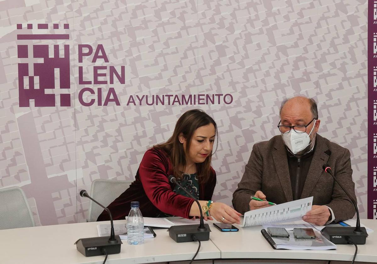 La alcaldesa y el concejal de Hacienda revisan un documento al presentar el borrador de los Presupuestos de 2024.