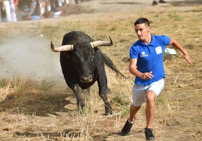 Un joven corre delante de 'Mirabajo'.