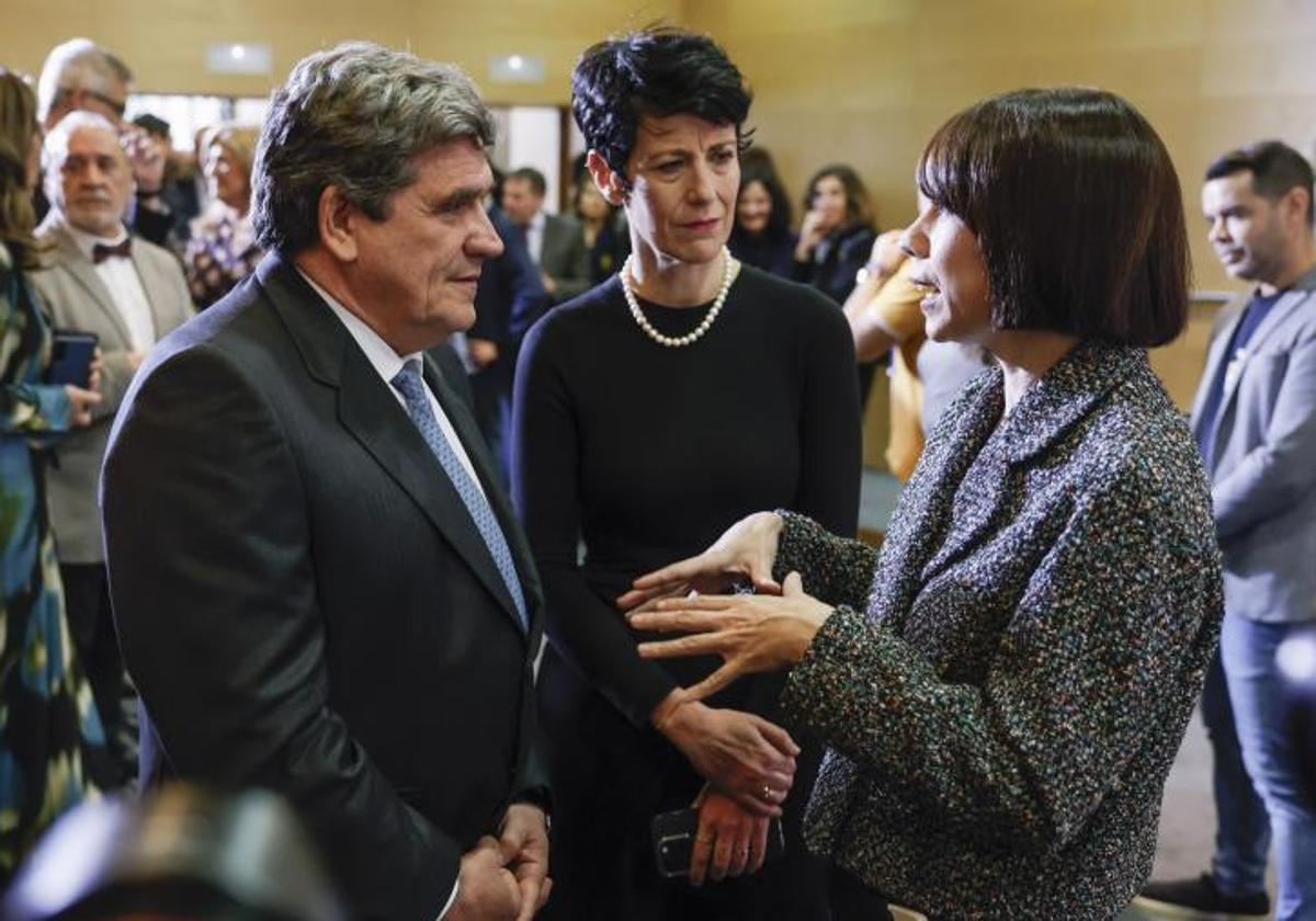 La ministra de Inclusión, Seguridad Social y Migraciones, Elma Saiz (c), con su predecesor en el cargo y ahora ministro de Transformación Digital, José Luis Escrivá (i) y la ministra de Ciencia y Universidades Diana Morant (d).