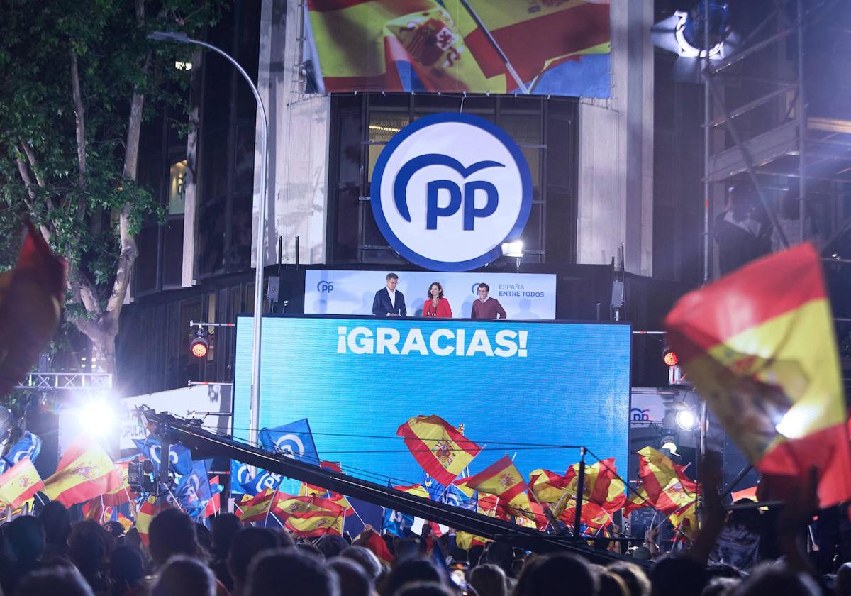 Feijóo, Ayuso y Almeida celebran la victoria en la sede del PP.