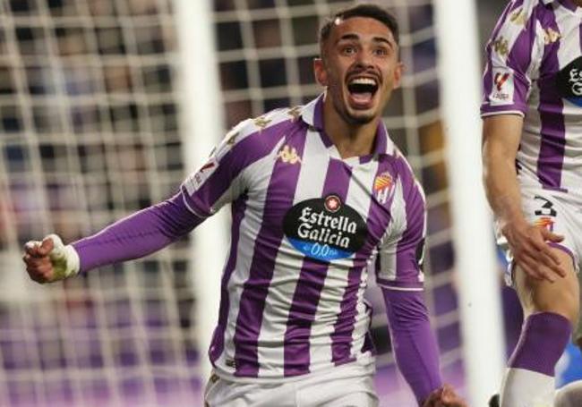 Israel Salazar celebra el tanto que marcó ante el Amorebieta en su estreno liguero con el primer equipo del Real Valladolid.