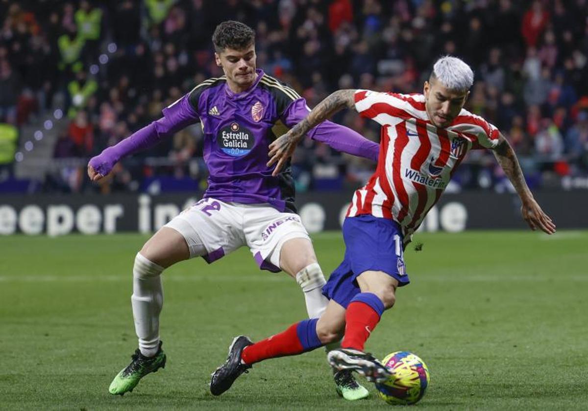 David Torres (izquierda) ante Correa, en su debut en Liga con el primer equipo del Real Valladolid ante el Atlético de Madrid en enero de 2023.