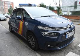 Un vechículo de la Policía Nacional estacionado en una calle de Valladolid.
