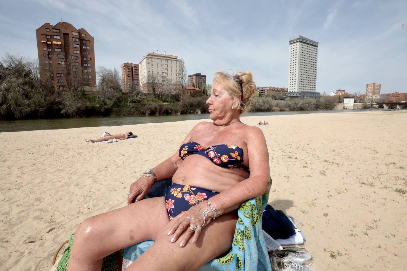 Altas temperaturas. Una mujer toma el sol en la playa de las Moreras en el mes de marzo. 