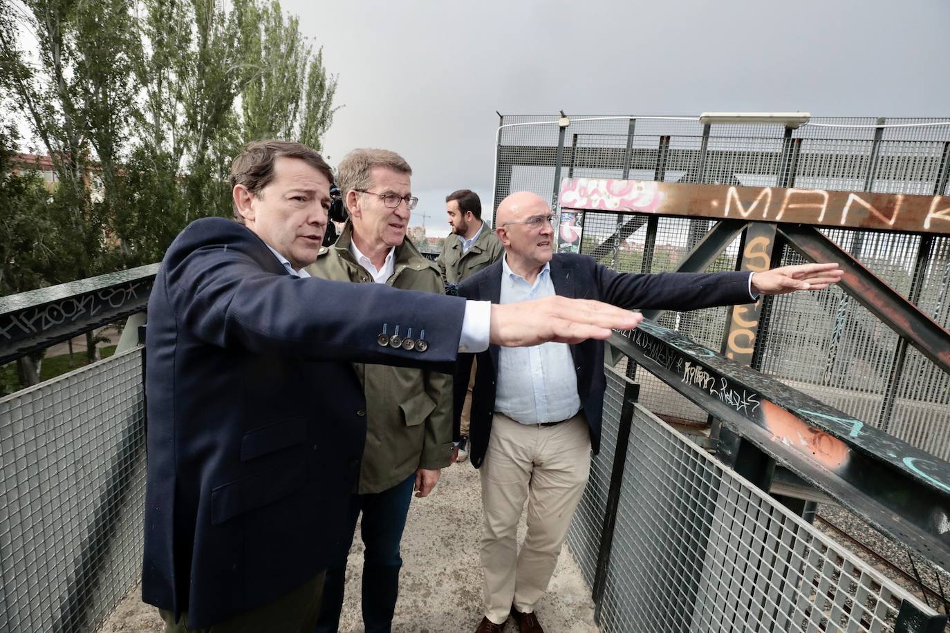 Campaña electoral 28M. Alfonso Fernández Mañueco, Alberto Núñez Feijoo y Jesús Julio Carnero en un acto de campaña sobre las vías del tren en Valladolid.