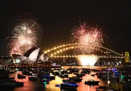 El puerto de Sidney iluminado por centenares de fuegos artificiales