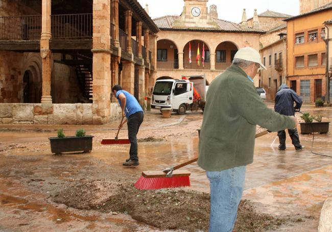 Labores de limpieza en la Plaza Mayor de Ayllón.