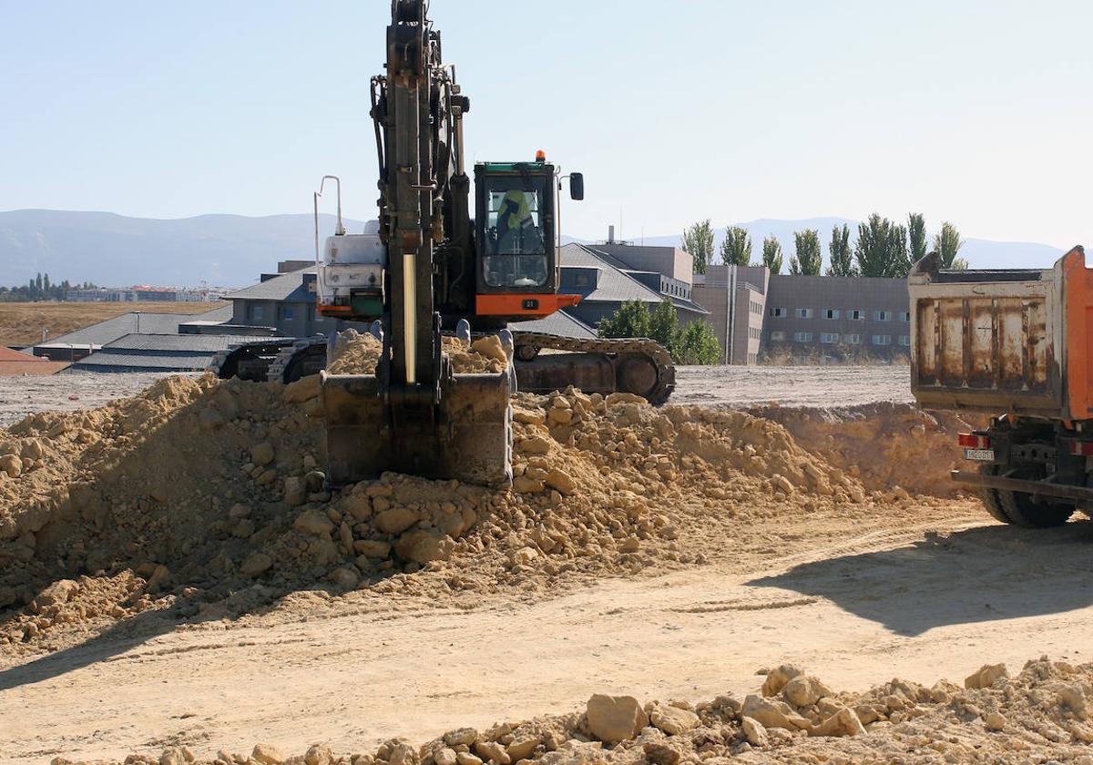 Una excavadora opera en los terrenos que ocupará el futuro Hospital General de Segovia.