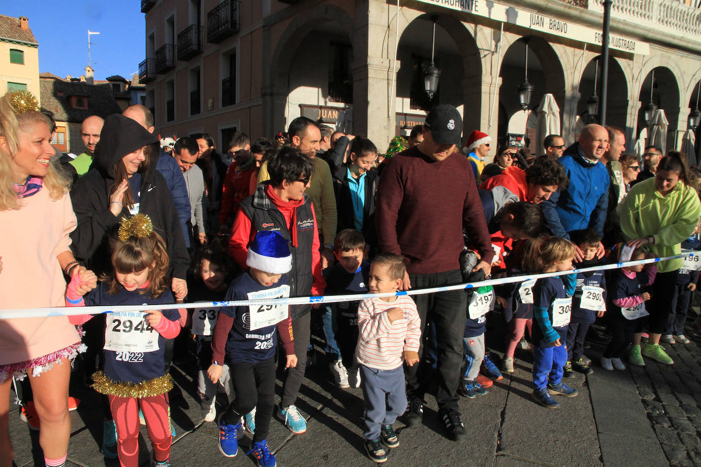 Los niños inscritos salen a la carrera en la prueba infantil de la popular cita segoviana. 