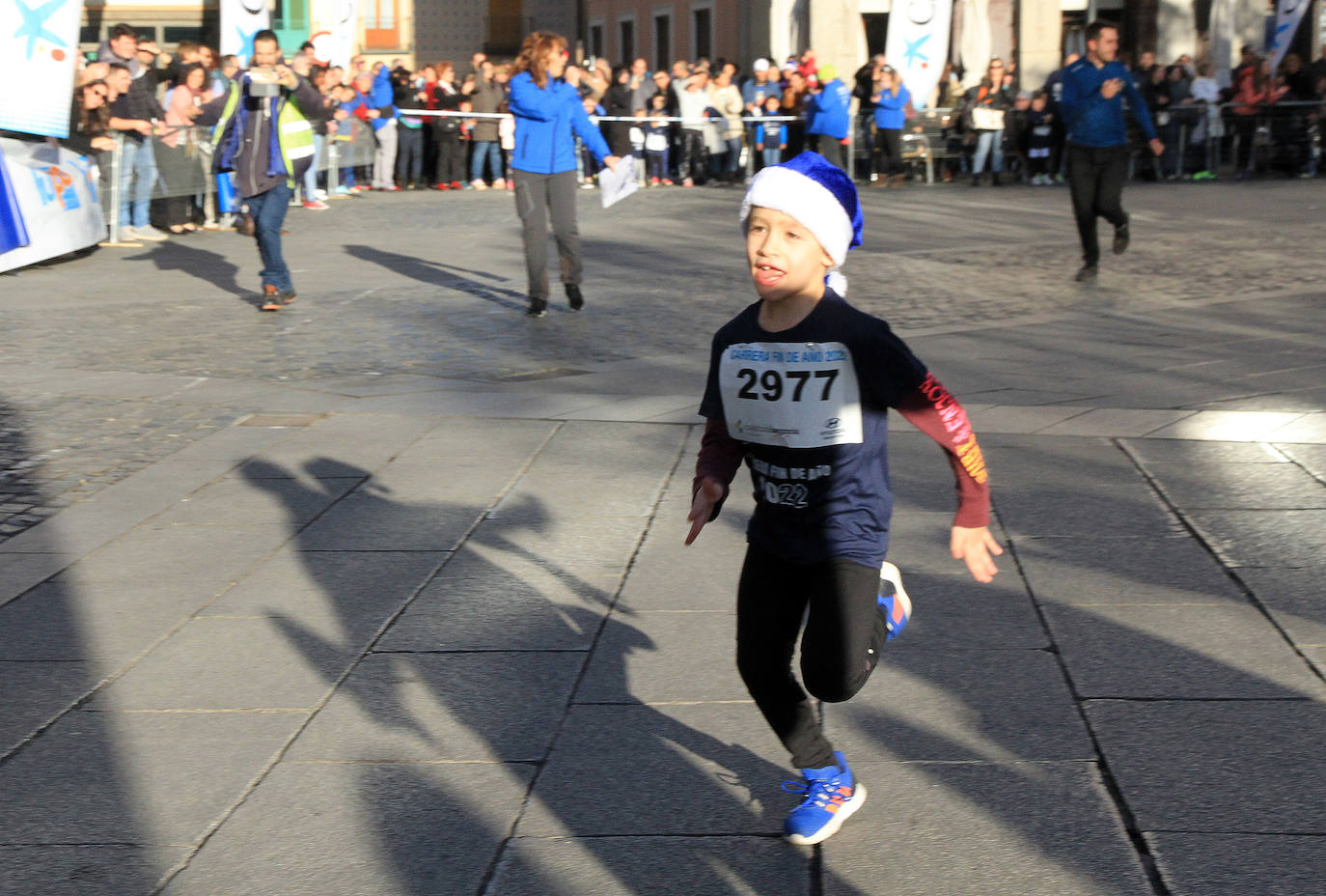 Los niños inscritos salen a la carrera en la prueba infantil de la popular cita segoviana. 
