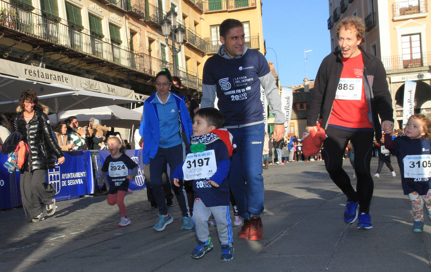 Los niños inscritos salen a la carrera en la prueba infantil de la popular cita segoviana. 