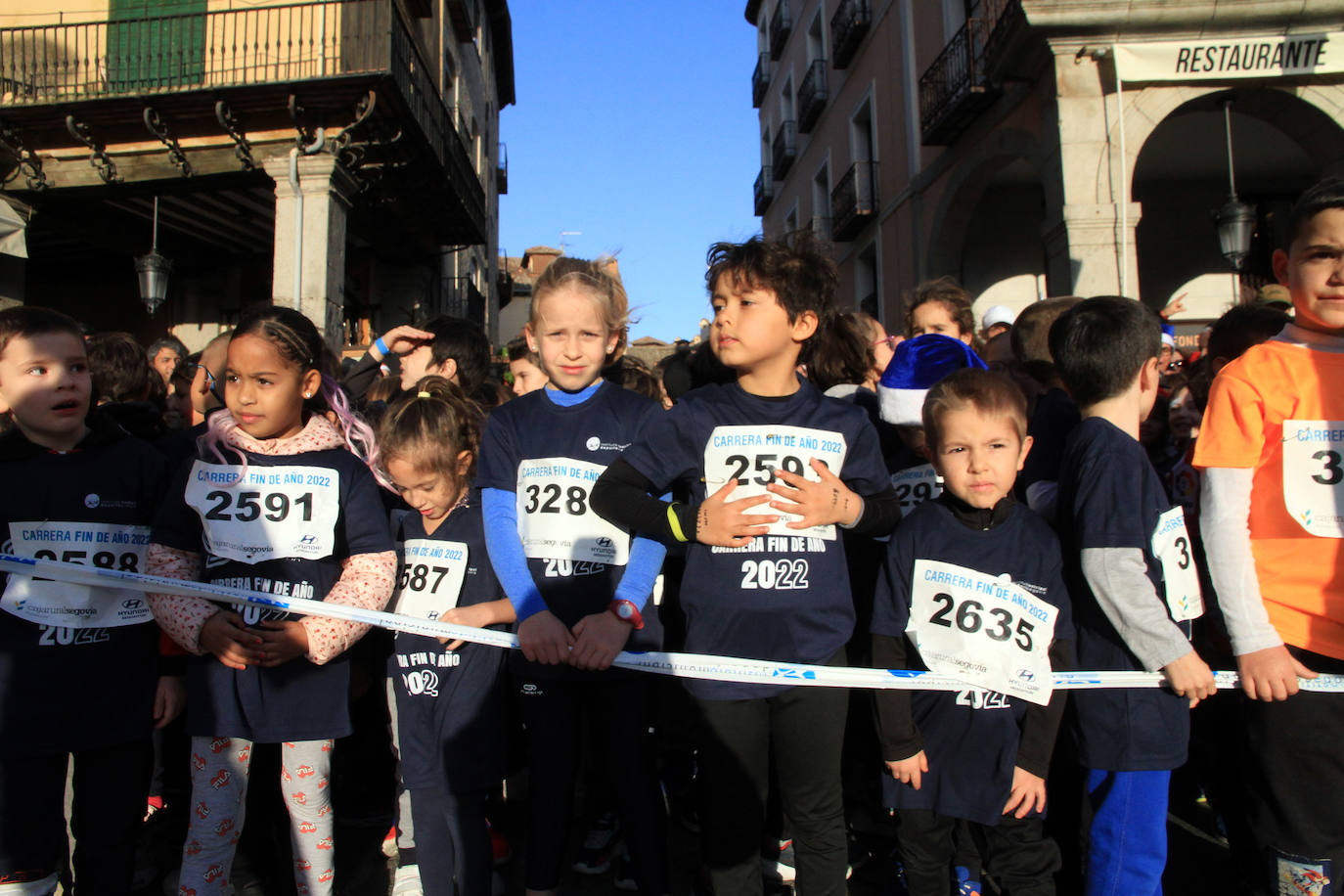 Los niños inscritos salen a la carrera en la prueba infantil de la popular cita segoviana. 