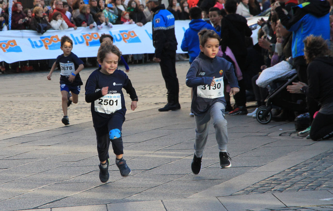 Los niños inscritos salen a la carrera en la prueba infantil de la popular cita segoviana. 
