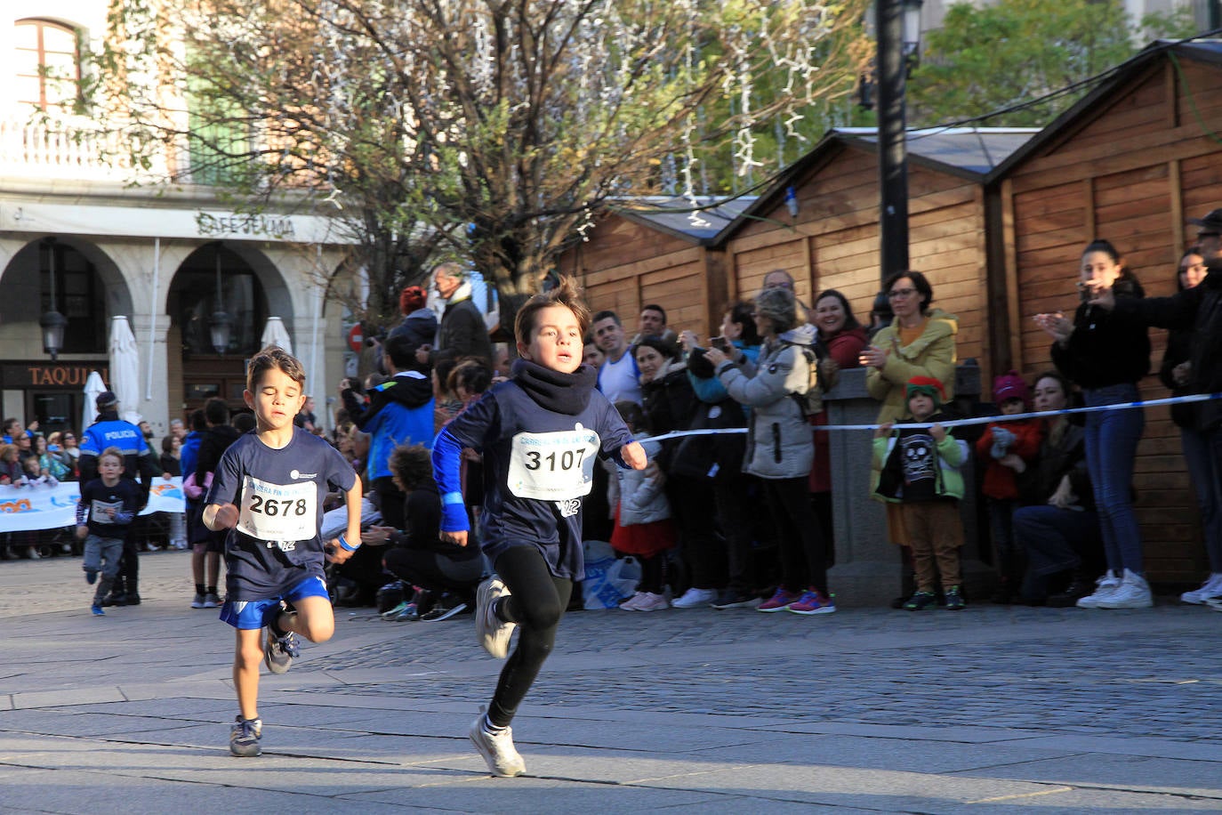 Los niños inscritos salen a la carrera en la prueba infantil de la popular cita segoviana. 