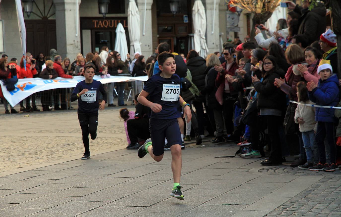Los niños inscritos salen a la carrera en la prueba infantil de la popular cita segoviana. 