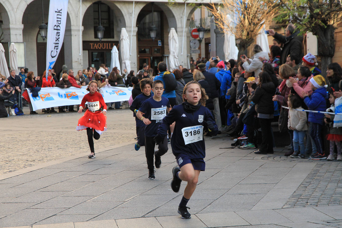 Los niños inscritos salen a la carrera en la prueba infantil de la popular cita segoviana. 