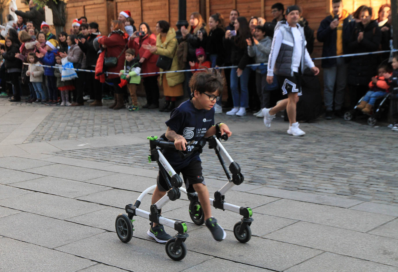 Los niños inscritos salen a la carrera en la prueba infantil de la popular cita segoviana. 